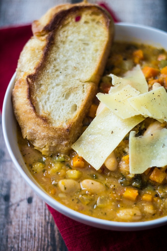 Easy Tuscan Bean Soup (30 Minute Mondays!) This is a great Tuscan soup recipe!