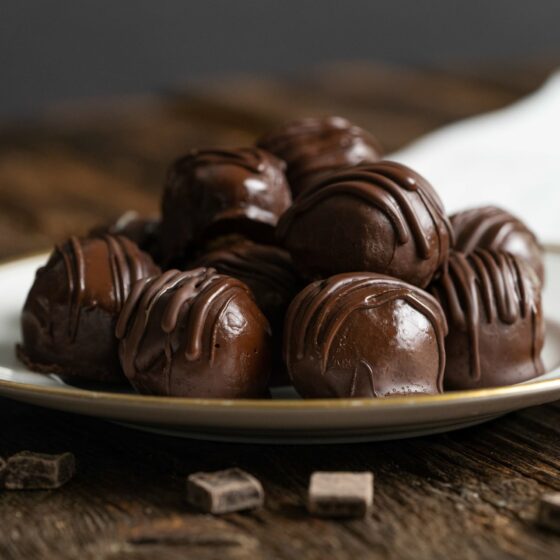 This peanut butter balls recipe, combines the classic chocolate and peanut butter flavors together to make a rich, delicious dessert!
