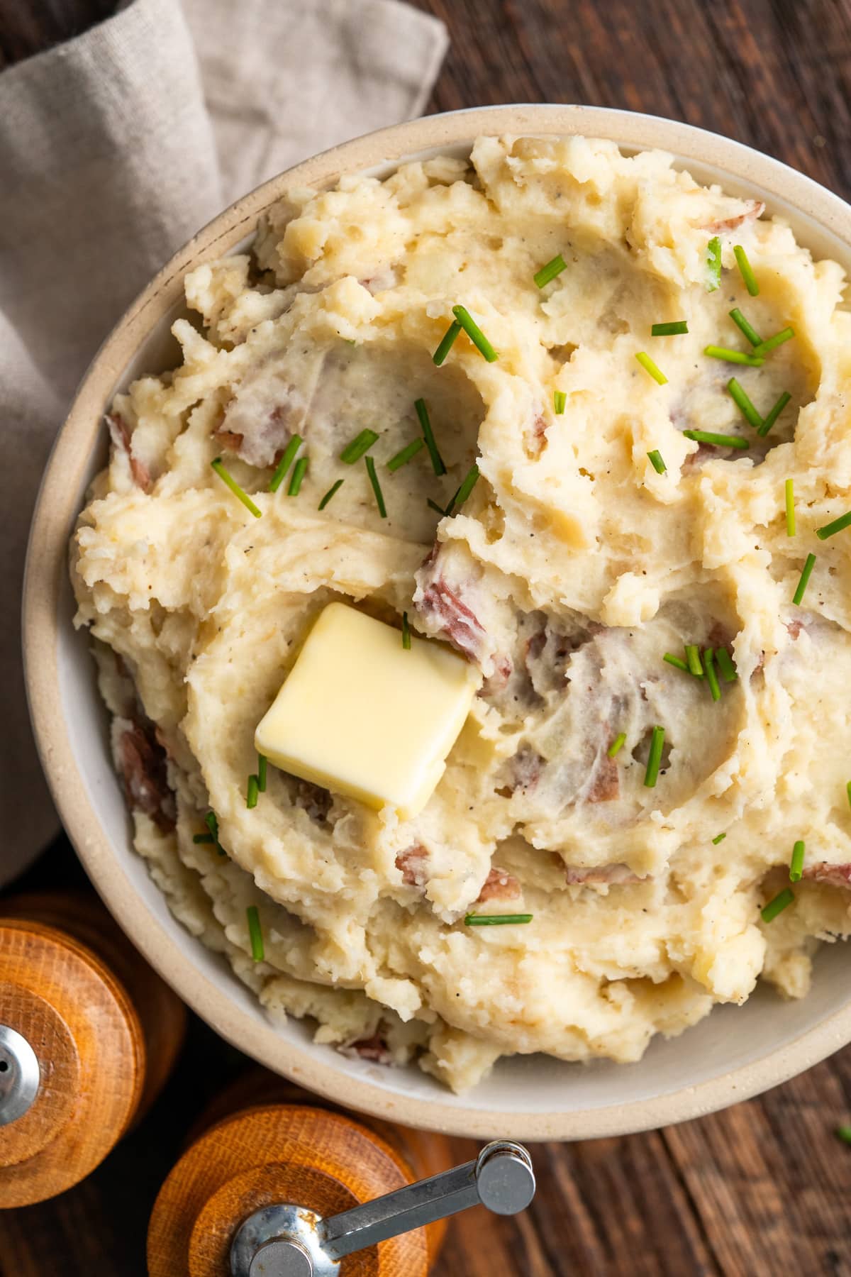 Mashed potatoes with skin in a serving bowl.